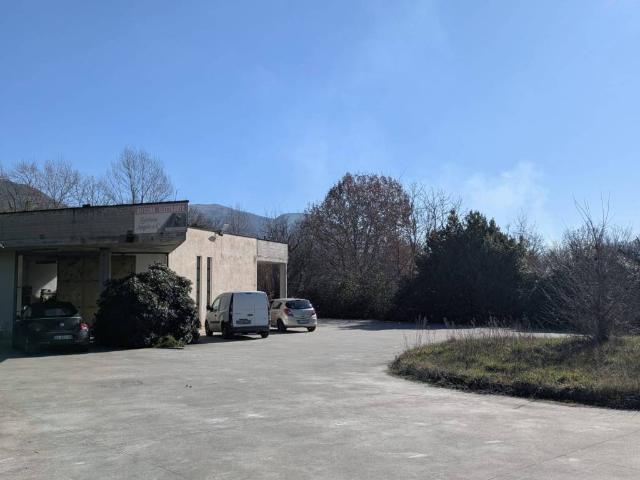 Locale Commerciale in vendita a San Lazzaro, Isernia