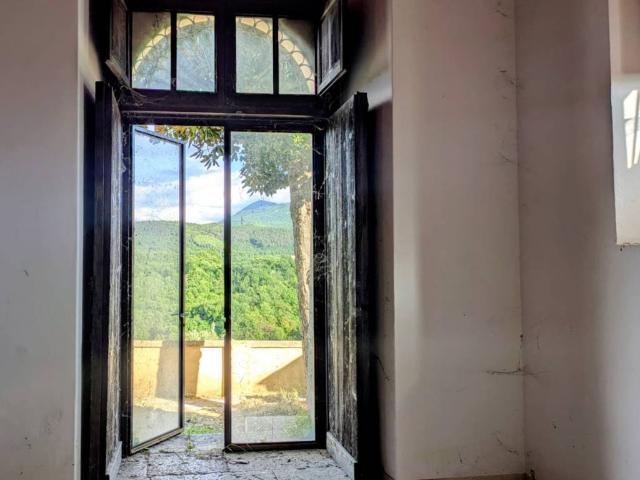 Locale Commerciale in vendita a Isernia, Molise