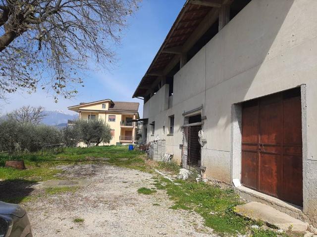 Locale Commerciale in vendita a Isernia, Molise