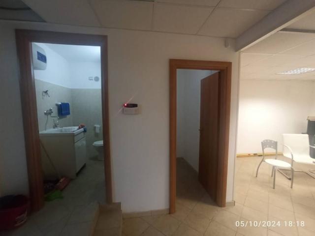 Locale Commerciale in vendita a Isernia, Molise