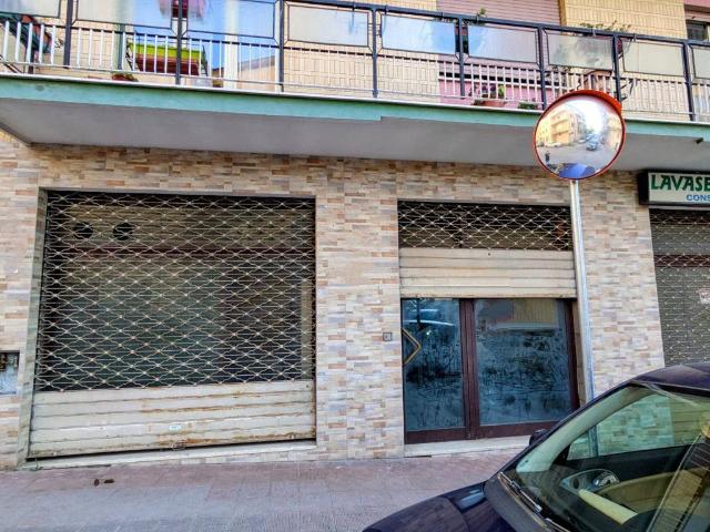 Locale Commerciale in vendita a Isernia, Molise