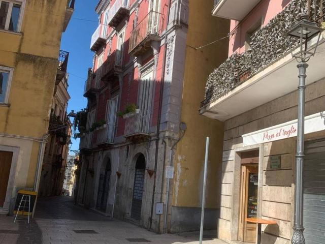 Locale Commerciale in vendita a Isernia, Molise