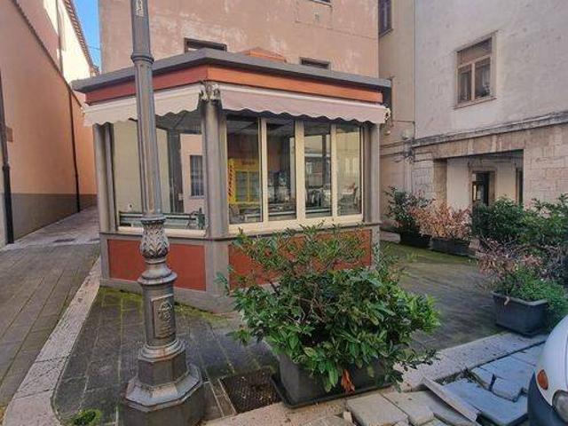 Locale Commerciale in vendita a Isernia, Molise
