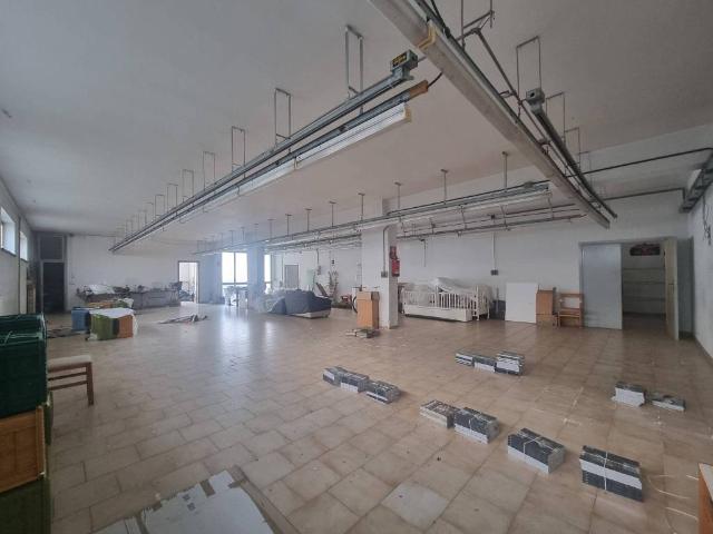 Locale Commerciale in vendita a San Lazzaro, Isernia