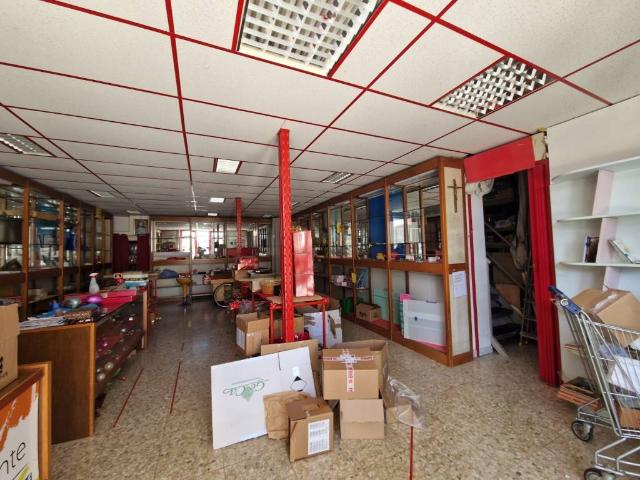 Locale Commerciale in vendita a Isernia, Molise