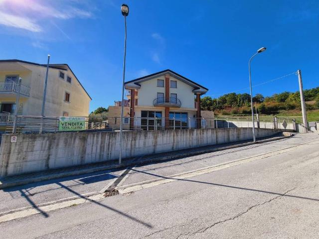 Locale Commerciale in vendita a Isernia, Molise