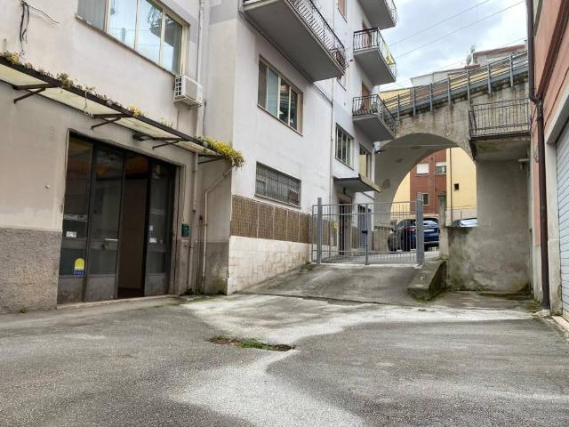 Locale Commerciale in vendita a Isernia, Molise