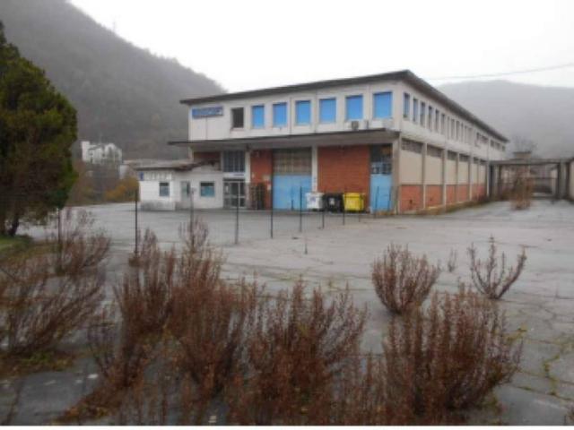 Locale Commerciale in vendita a Isola Del Cantone, Liguria