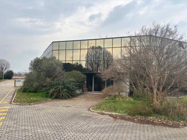 Locale Commerciale in vendita a Ospedaletto di Istrana, Istrana