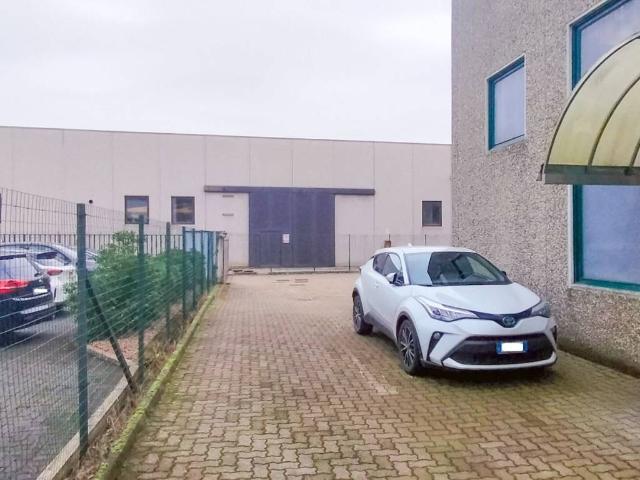 Locale Commerciale in vendita a Jerago Con Orago, Lombardia