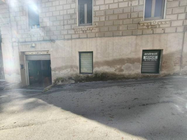 Locale Commerciale in vendita a Antico Quartiere Ebraico, Jesi