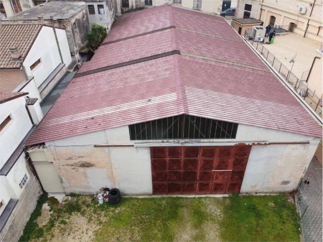 Locale Commerciale in vendita a Jesi, Ancona