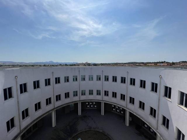 Locale Commerciale in vendita a Marche, Ancona