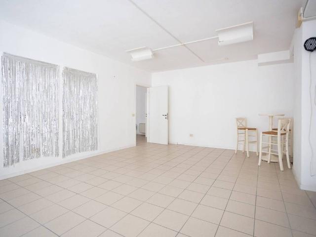 Locale Commerciale in vendita a Marche, Ancona