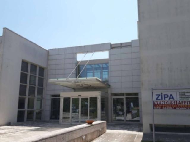 Locale Commerciale in vendita a Marche, Ancona