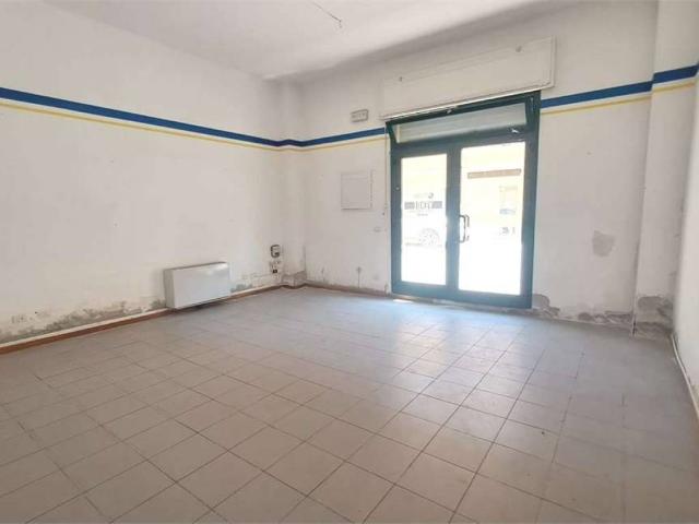 Locale Commerciale in vendita a Marche, Ancona