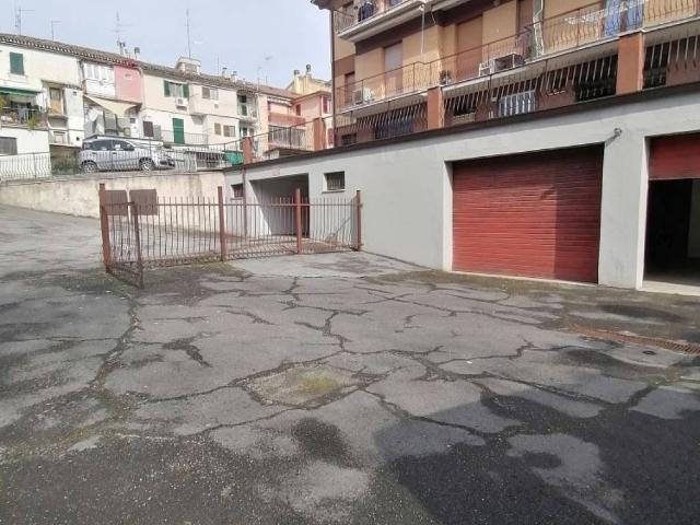 Locale Commerciale in vendita a Marche, Ancona