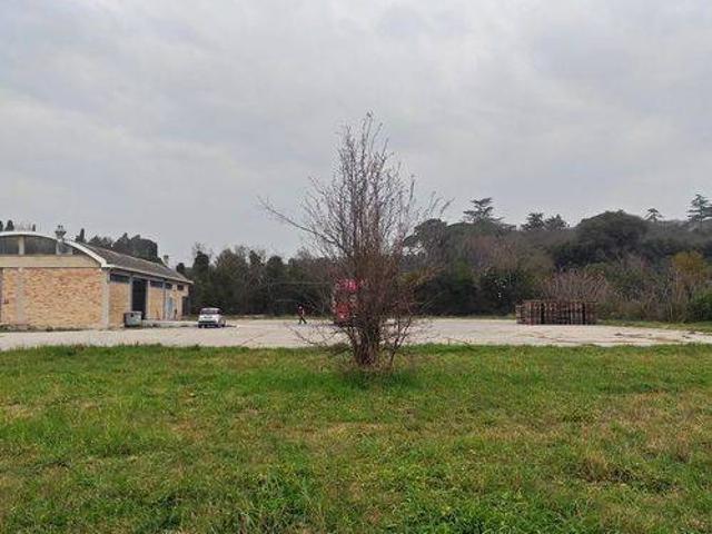 Locale Commerciale in vendita a Marche, Ancona