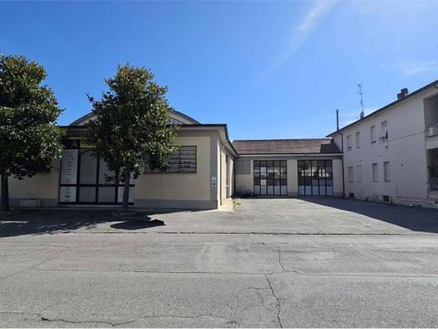 Locale Commerciale in vendita a Marche, Ancona