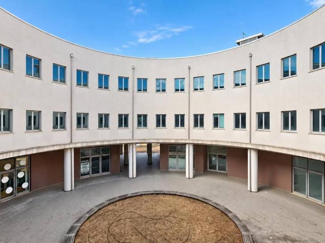 Locale Commerciale in vendita a Z.I.P.A., Jesi