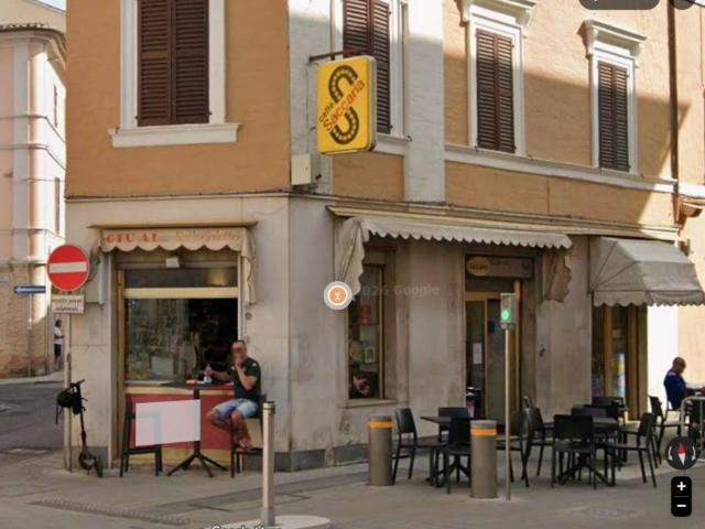 Locale Commerciale in vendita a Marche, Ancona