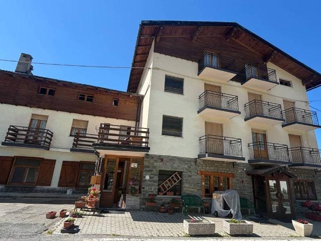 Locale Commerciale in vendita a La Magdeleine, Aosta