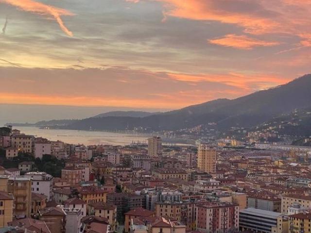 Locale Commerciale in vendita a Porta Rocca, La Spezia