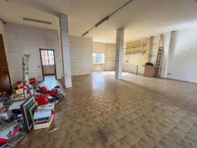 Locale Commerciale in vendita a Unione dei comuni della Valletta, Rovagnate