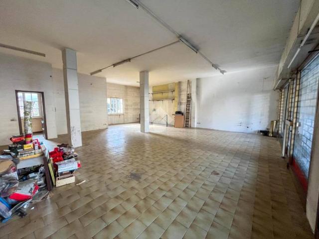 Locale Commerciale in vendita a Unione dei comuni della Valletta, Rovagnate