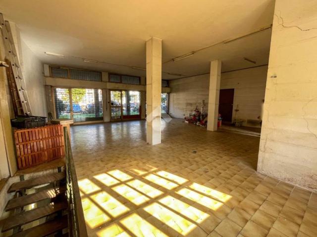 Locale Commerciale in vendita a Unione dei comuni della Valletta, Rovagnate