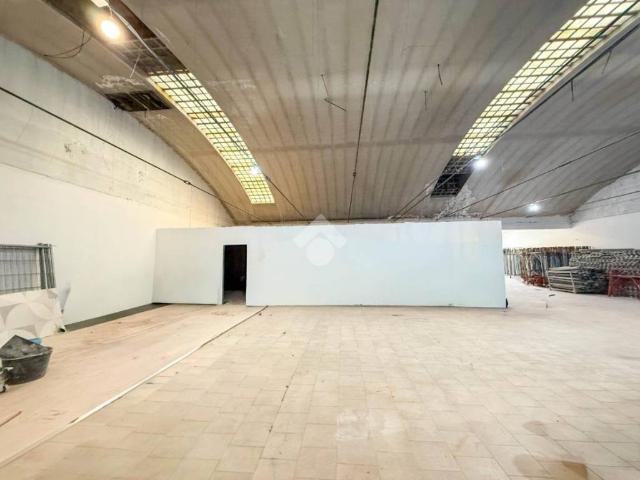 Locale Commerciale in vendita a Unione dei comuni della Valletta, Perego