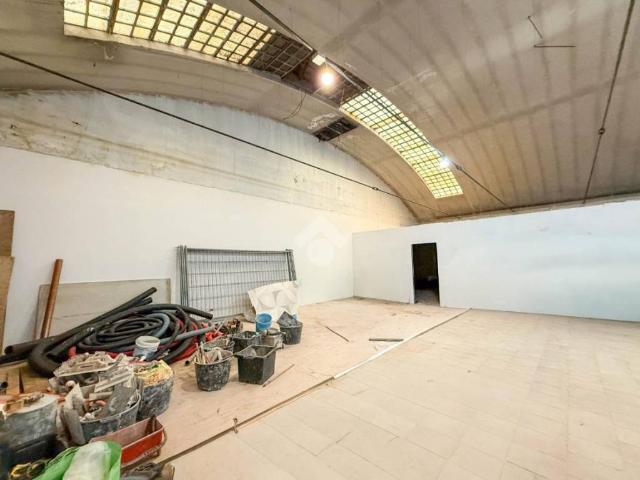 Locale Commerciale in vendita a Unione dei comuni della Valletta, Perego