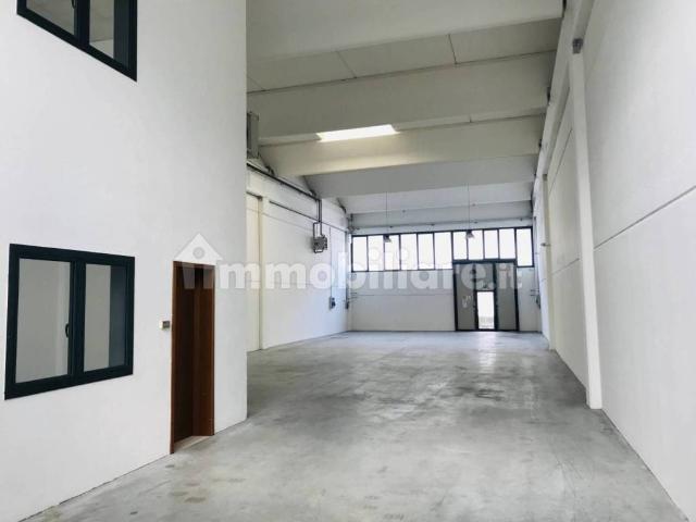 Locale Commerciale in vendita a Unione dei comuni della Valletta, Rovagnate
