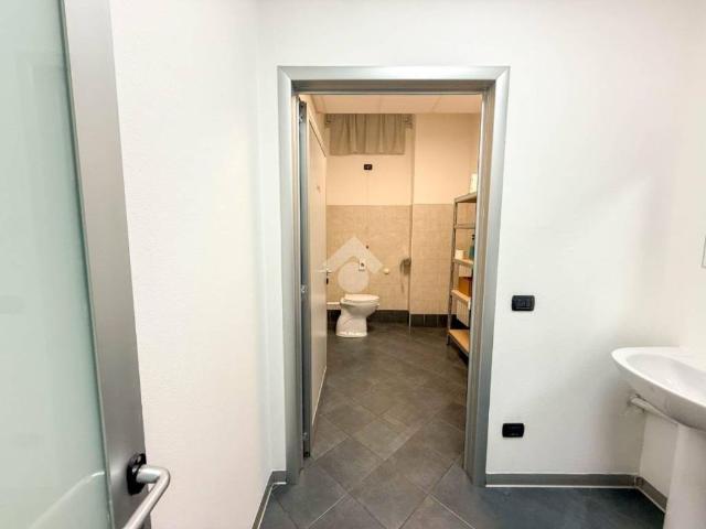 Locale Commerciale in vendita a Unione dei comuni della Valletta, Rovagnate