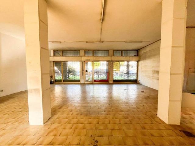 Locale Commerciale in vendita a Unione dei comuni della Valletta, Rovagnate