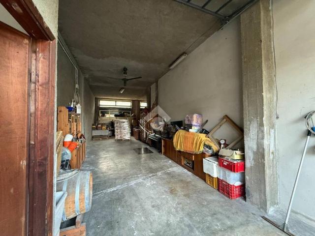 Locale Commerciale in vendita a Unione dei comuni della Valletta, Perego