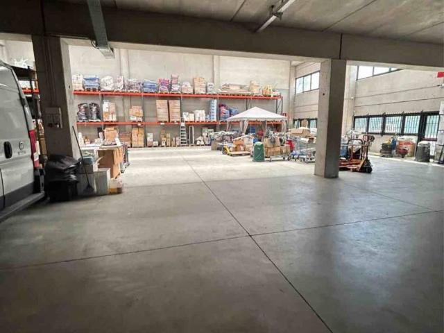 Locale Commerciale in vendita a Lacchiarella, Lombardia