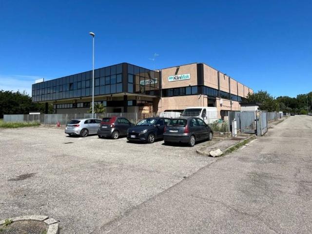 Locale Commerciale in vendita a Lacchiarella, Lombardia