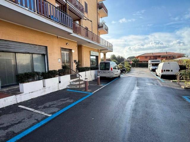 Locale Commerciale in vendita a Marina di San Nicola, Roma Capitale