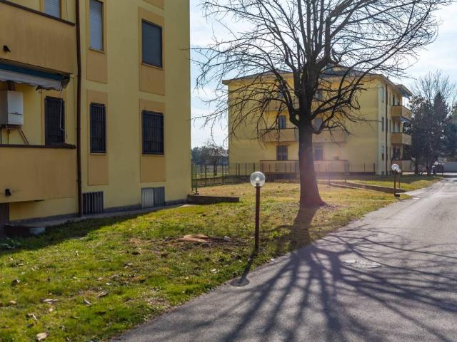 Locale Commerciale in vendita a Lainate, Lombardia
