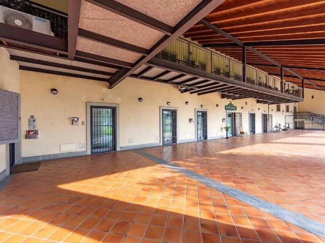 Locale Commerciale in vendita a Lainate, Lombardia
