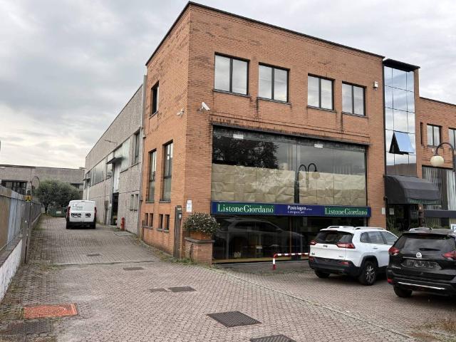 Locale Commerciale in vendita a Lainate, Lombardia