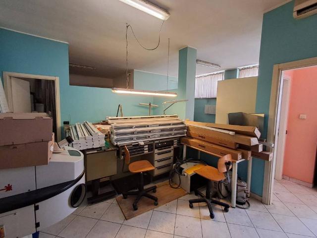 Locale Commerciale in vendita a Lainate, Lombardia