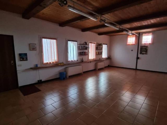 Locale Commerciale in vendita a Lainate, Lombardia