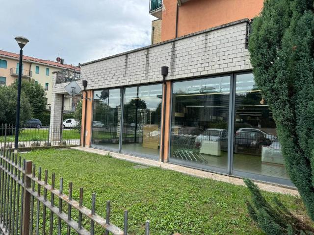 Locale Commerciale in vendita a Lallio, Lombardia