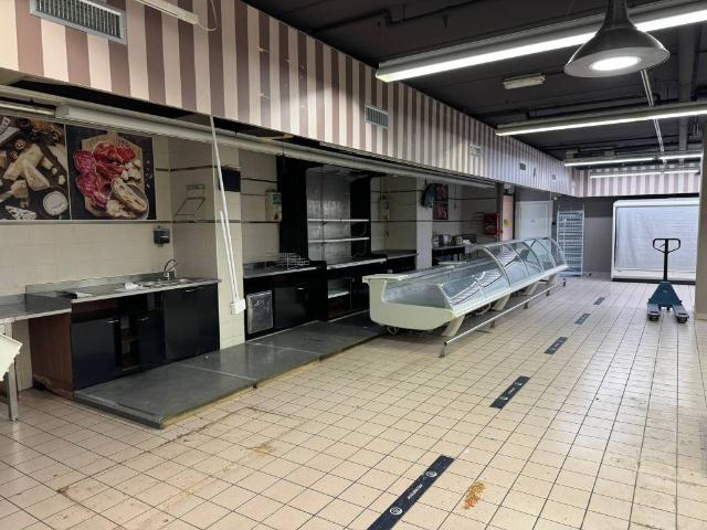 Locale Commerciale in vendita a Lallio, Lombardia