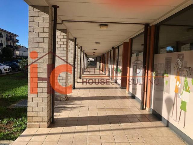 Locale Commerciale in vendita a Lallio, Lombardia