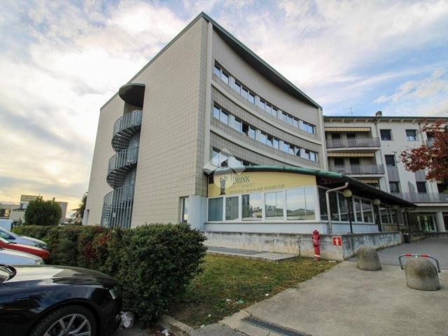 Locale Commerciale in vendita a Lallio, Lombardia