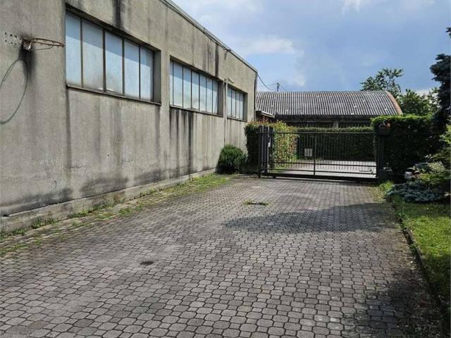 Locale Commerciale in vendita a Lambrugo, Lombardia