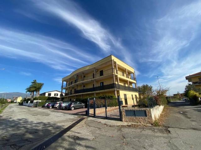 Locale Commerciale in vendita a Sant'Eufemia Lamezia, Calabria